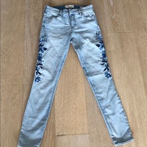 Light Blue Jeans/Jeggings w Floral Embroidery
